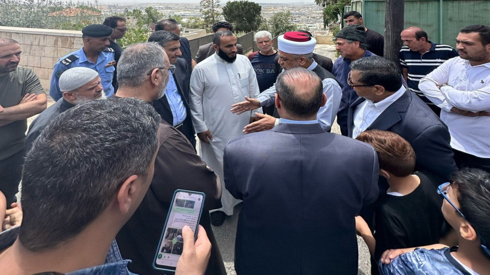وزير الأوقاف والشؤون والمقدسات الإسلامية محمد الخلايلة يطلع على موقع الحريق الذي شبّ في الطابق الأرضي لأحد المساجد في منطقة أبو علندا بالعاصمة عمّان. (وزارة الأوقاف)
