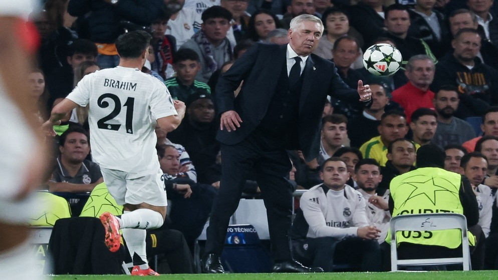 يمد مدرب ريال مدريد الإيطالي كارلو أنشيلوتي يده إلى الكرة خلال مباراة كرة القدم. 5 تشرين الثاني/ نوفمبر 2024. (أ ف ب)