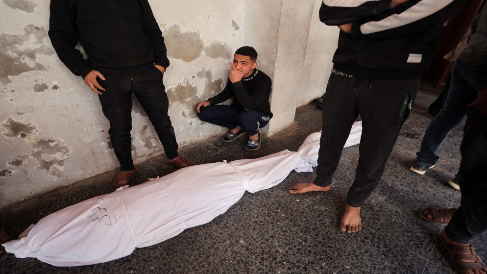 شهيد فلسطيني بغارة إسرائيلية على مستشفى الأهلي العربي المعمداني، في مدينة غزة، 19 آذار 2025. (رويترز)