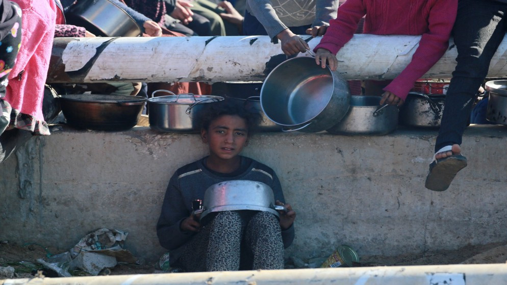 طفلة فلسطينية تنتظر حصتها وعائلتها من الطعام بخانيونس جنوبي غزة. 17/12/2024. (أ ف ب)