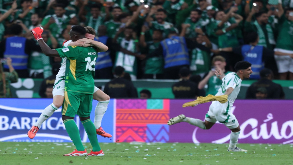 يحتفل لاعبو الأهلي بالفوز في نهائي دوري أبطال آسيا بين الأهلي السعودي وكاواساكي الياباني في مدينة الملك عبدالله الرياضية في جدة، 3 أيار 2025. (أ ف ب)