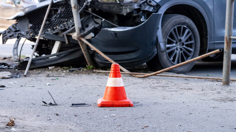 صورة توضيحية لاصطدام مركبة بعامود إنارة. (Istockphoto)