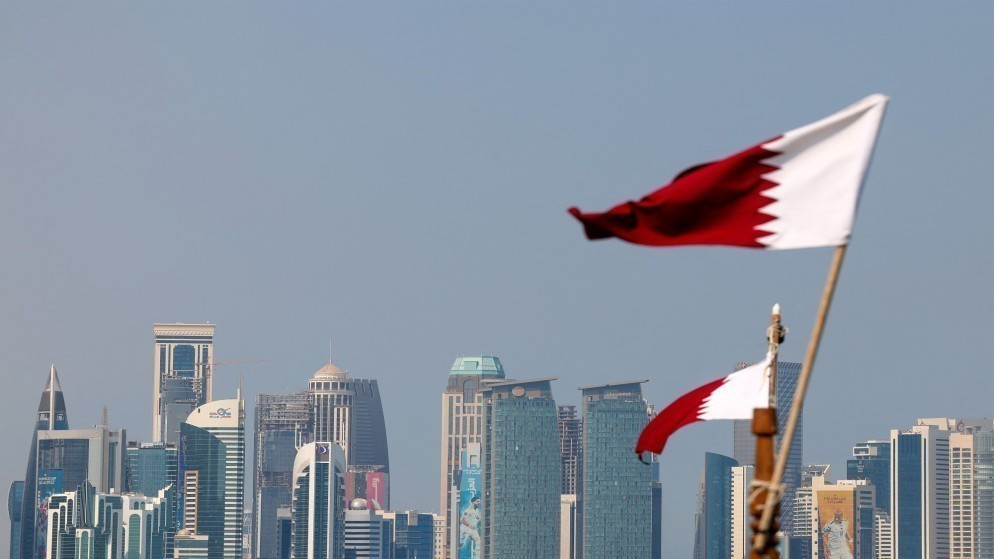 أعلام قطر في العاصمة الدوحة. (أ ف ب)
