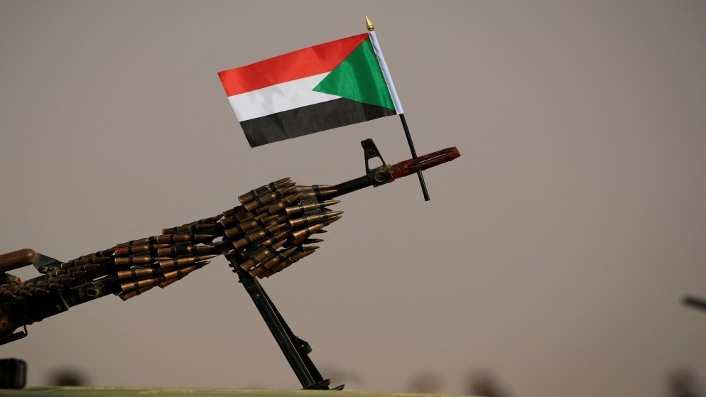 العلم الوطني السوداني معلق على مدفع رشاش لجنود قوات الدعم السريع في الخرطوم. 22 حزيران 2019. (رويترز)