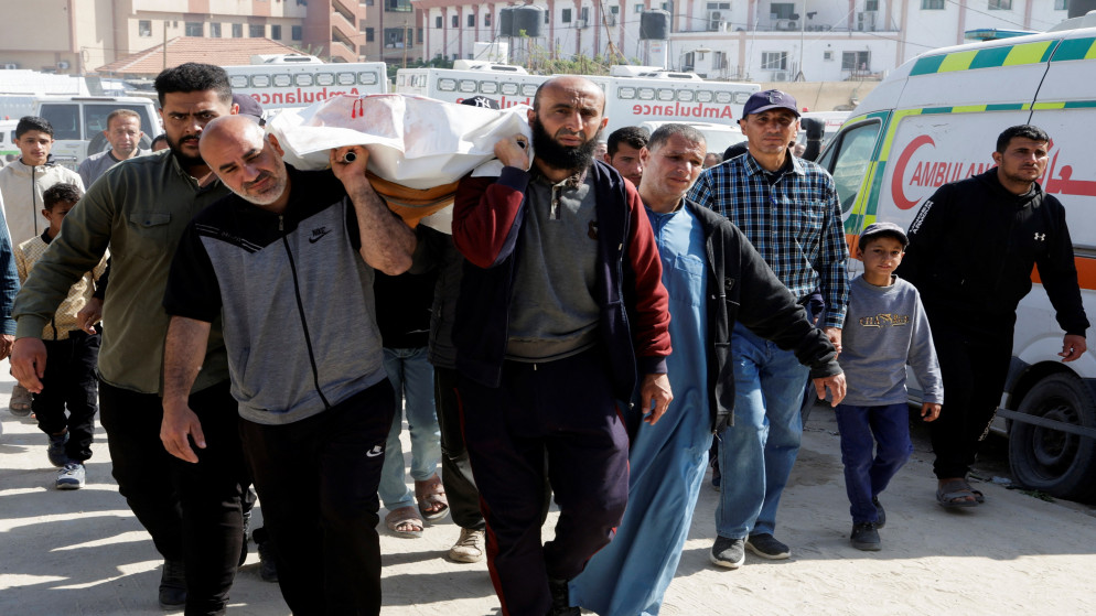 فلسطينيون يحملون جثمان شهيد في مستشفى ناصر في خان يونس جنوبي قطاع غزة. 19 أبريل 2025. (رويترز)