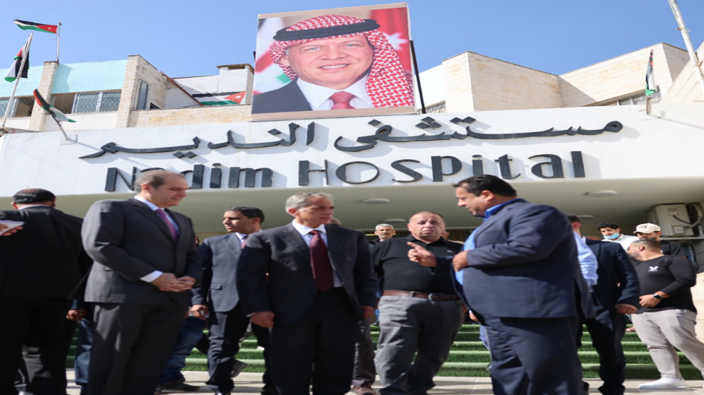 رئيس الوزراء جعفر حسّان خلال زيارة غير معلنة إلى مستشفى النديم بمحافظة مأدبا