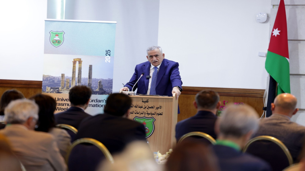 رئيس الجامعة الأردنية نذير عبيدات خلال افتتاحه فعاليات أسبوع إيراسموس بلس الدولي الخامس.
