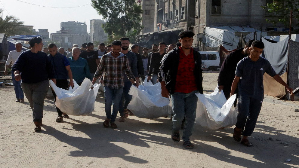 فلسطينيون يحملون جثامين شهداء في خان يونس، جنوبي قطاع غزة، 3 أيار 2025. (رويترز)