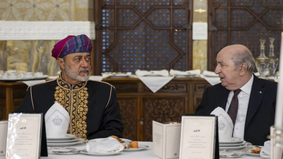 السلطان هيثم بن طارق سلطان عُمان يحضر مأدبة عشاء أقامها على شرفه الرئيس عبد المجيد تبون رئيس الجزائر بمناسبة زيارته الرسمية للجزائر (العمانية)