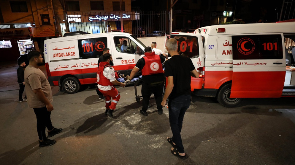 صورة أرشيفية لنقل مصاب بسيارة إسعاف فلسطينية. (وفا)