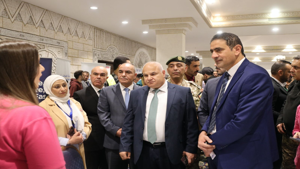 وزير العمل خالد البكار خلال تجواله في مواقع فعاليات اليوم الوطني للتشغيل.