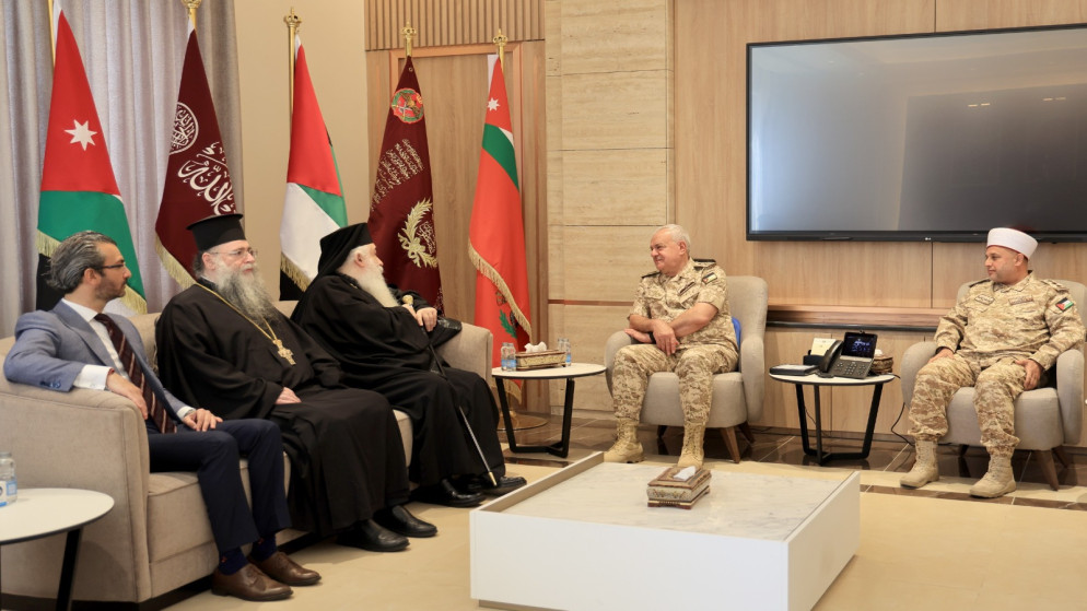 رئيس هيئة الأركان المشتركة اللواء يوسف الحنيطي يستقبل مطران الروم الأرثوذكس في الأردن. (القيادة العامة للقوات المسلحة الأردنية- الجيش العربي)