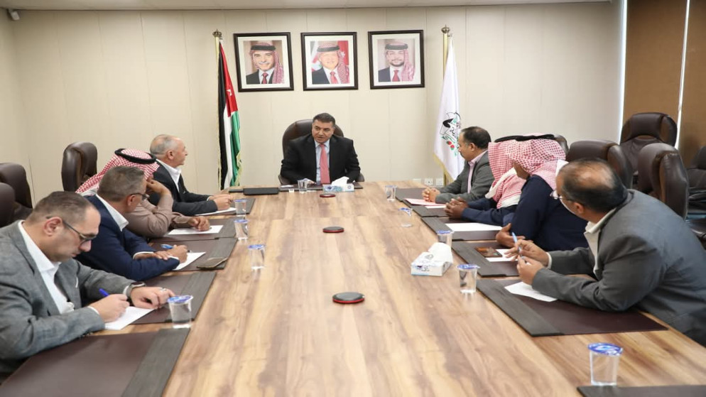 وزير الزراعة خالد الحنيفات يلتقي في مبنى الوزارة عددا من مربي الأغنام من عدد من المحافظات. (المملكة)