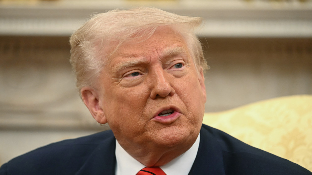 الرئيس الأميركي دونالد ترامب في أثناء لقائه برئيس الوزراء الكندي مارك كارني في المكتب البيضاوي بالبيت الأبيض، 6 أيار 2025. (أ ف ب)