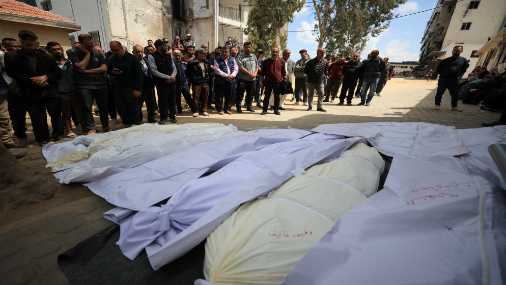 فلسطينيون يشيعون جثامين شهداء في مستشفى الشفاء، في مدينة غزة، 5 أيار 2025. (رويترز)