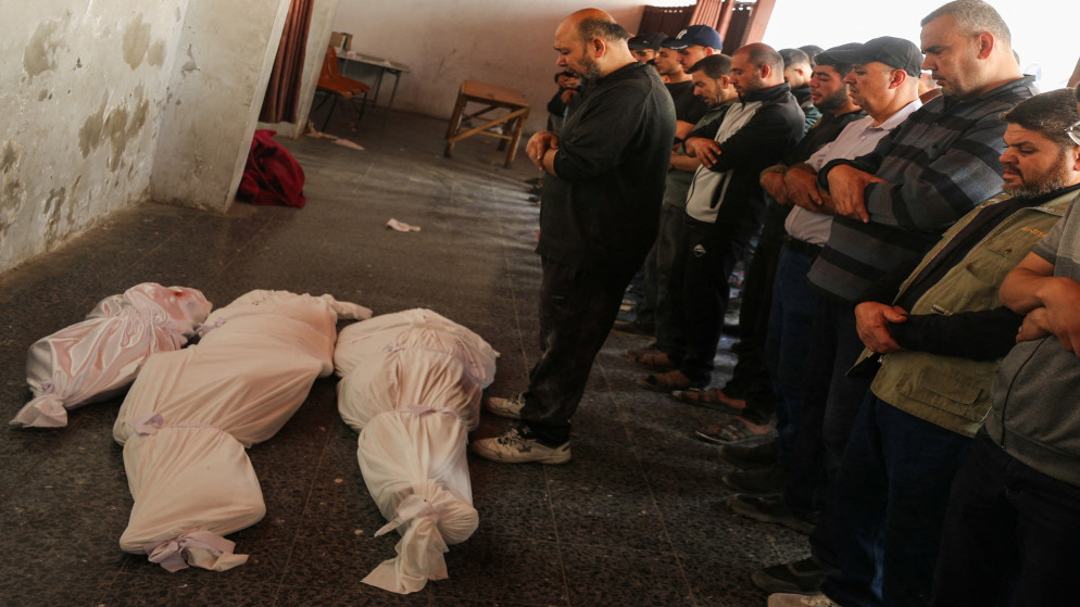 فلسطينيون يصلون الجنازة على جثامين شهداء في مستشفى الأهلي العربي المعمداني في مدينة غزة. 7أيار 2025. (رويترز)