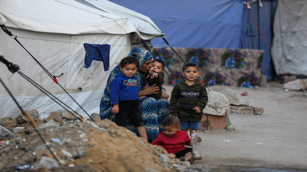 أم فلسطينية وأطفالها نزحوا بسبب العدوان العسكري الإسرائيلي على قطاع غزة المحاصر. 07/05/2025. (رويترز)