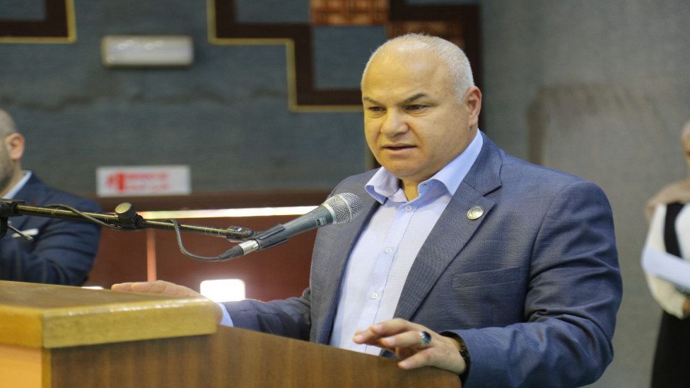 وزير العمل خالد البكار يلقي كلمة خلال حفل في مدينة الحسن الصناعية بالرمثا. 7 أيار 2025. (وزارة العمل)