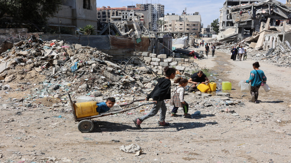 أطفال فلسطينيون في مدينة غزة في 4 أيار 2025. (أ ف ب)