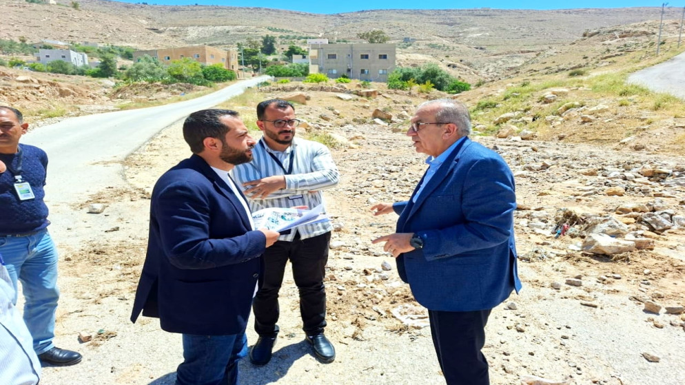 وزير الأشغال العامة والإسكان، ماهر أبو السمن خلال زيارة ميدانية لبلدة العراق في لواء المزار الجنوبي بمحافظة الكرك.