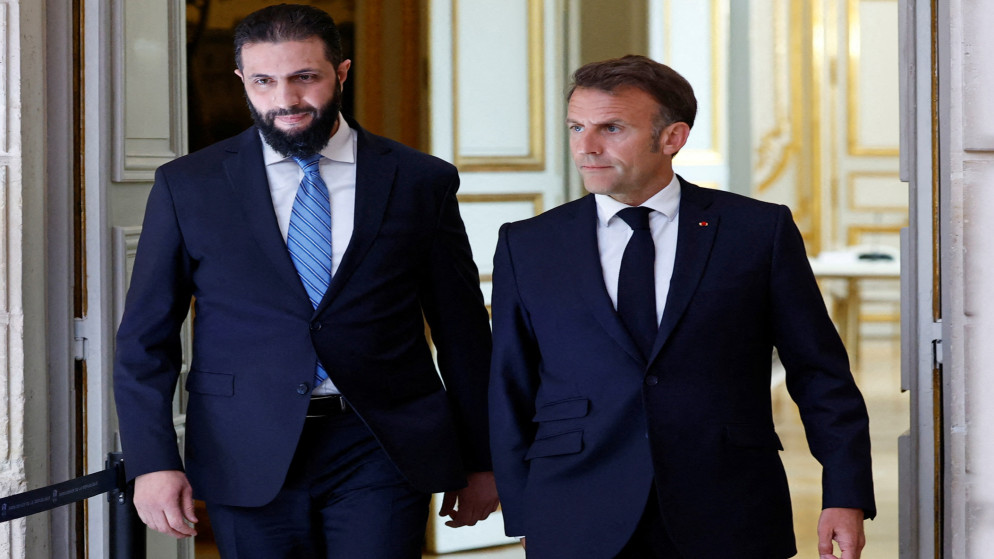 الرئيس الفرنسي إيمانويل ماكرون (يمين) والرئيس السوري أحمد الشرع يصلان لحضور مؤتمر صحفي مشترك بعد اجتماع في قصر الإليزيه في باريس، في 7 أيار/ مايو 2025 (أ ف ب)