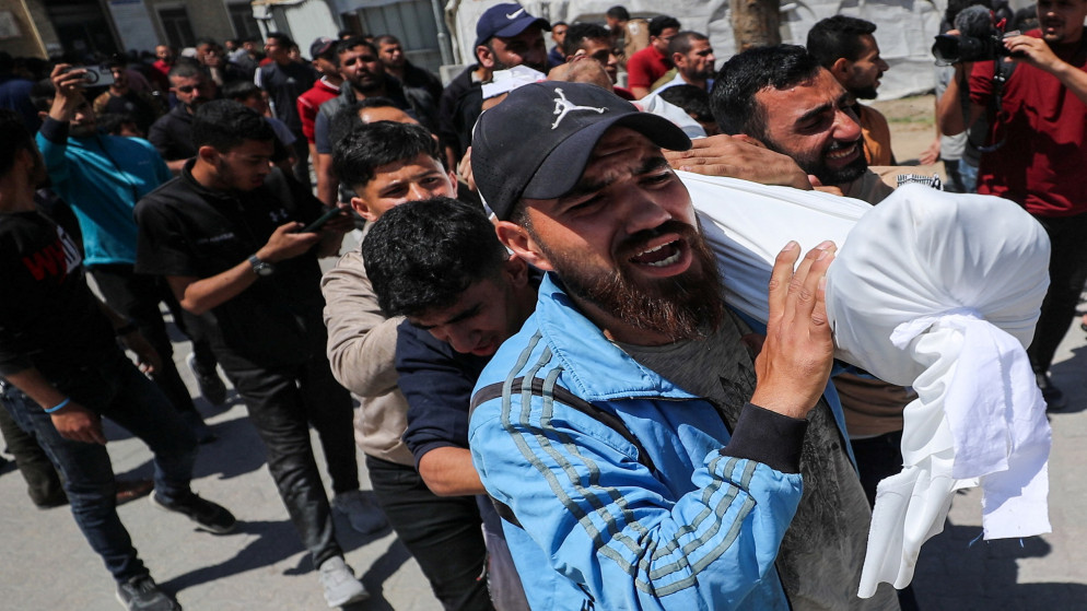 مشيعون يحملون جثمان فلسطيني استشهد في غارات شنها الاحتلال الإسرائيلي في مدينة غزة. 07/05/2025. (رويترز)