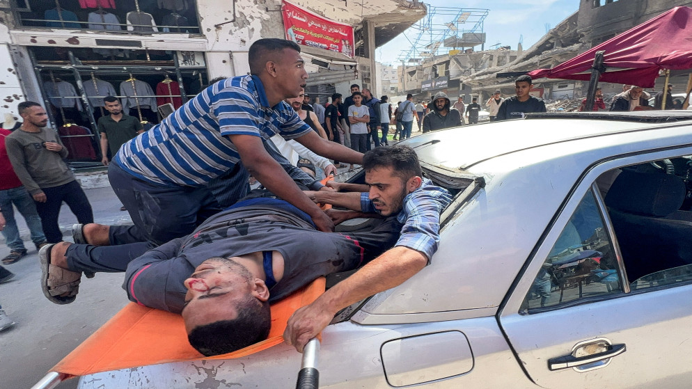 فلسطينيون يحملون شهيدا بعد غارة جوية إسرائيلية في مدينة غزة، 7 أيار 2025. (رويترز)