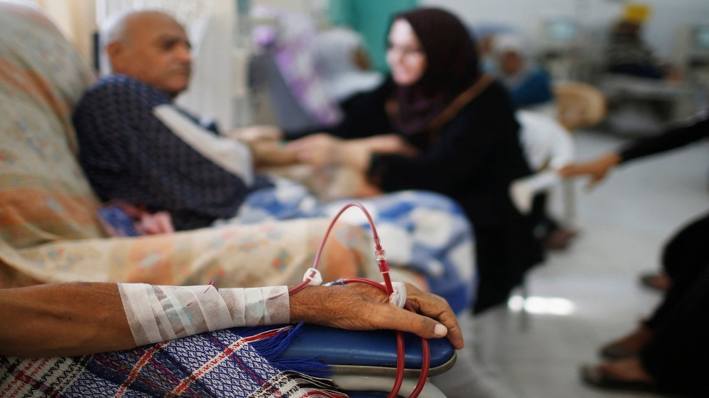 صورة أرشيفية لمرضى فلسطينيين يخضعون لغسيل كلى في مجمع الشفاء في مدينة غزة. (رويترز)
