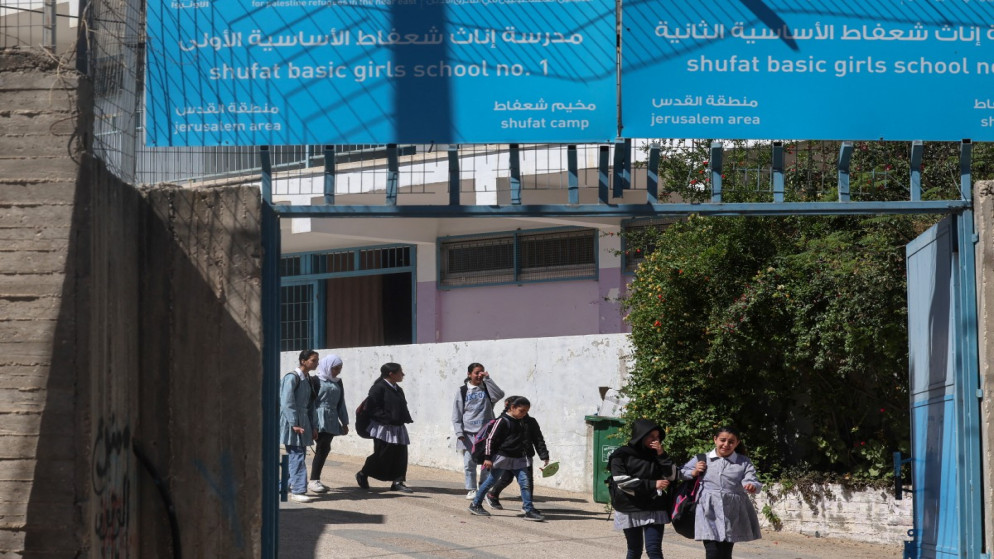 طالبات فلسطينيات يغادرن مدرسة تابعة للأونروا في مخيم شعفاط للاجئين بالقدس الشرقية في 8 أيار 2025. (أ ف ب)