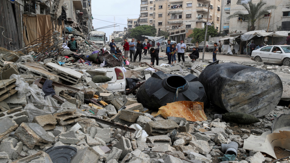 فلسطينيون يتجمعون في موقع غارة إسرائيلية على منزل في مدينة غزة، 24 نيسان 2025. (رويترز)