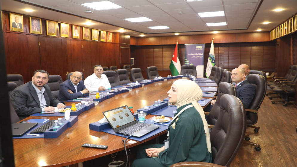 رئيس غرفة تجارة عمان، خليل الحاج توفيق خلال لقائه مدير مركز القنطرة لتنمية الموارد البشرية في محافظة معان، راكان الرواد.(تجارة عمان)