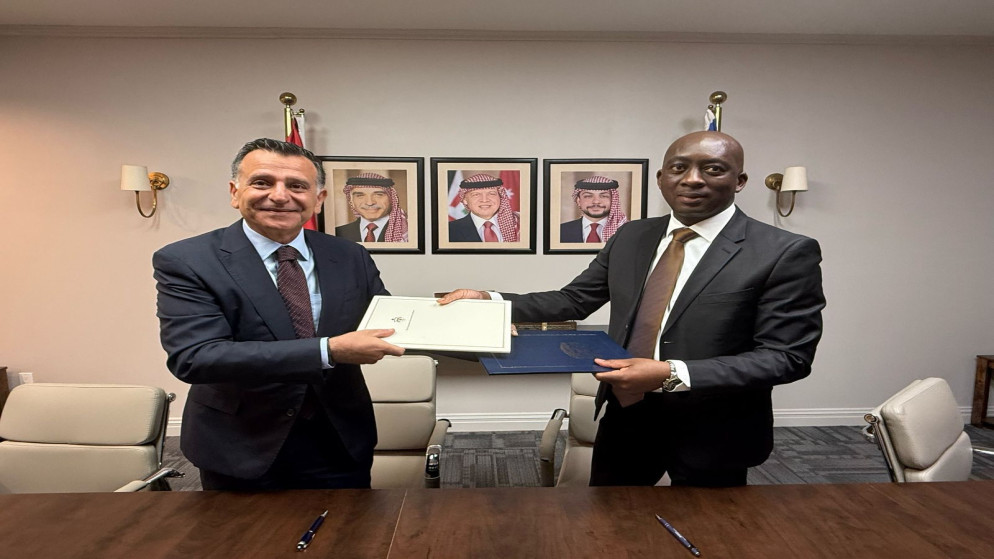 المندوب الدائم للأردن لدى الأمم المتحدة في نيويورك السفير محمود الحمود، والمندوب الدائم لمملكة ليسوتو السفير ماتيتي بول نينا، يوقعان البيان المشترك. (وزارة الخارجية وشؤون المغتربين)