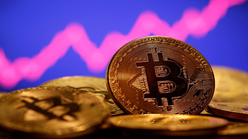 صورة توضيحية لعملة بتكوين الرقمية. (رويترز)