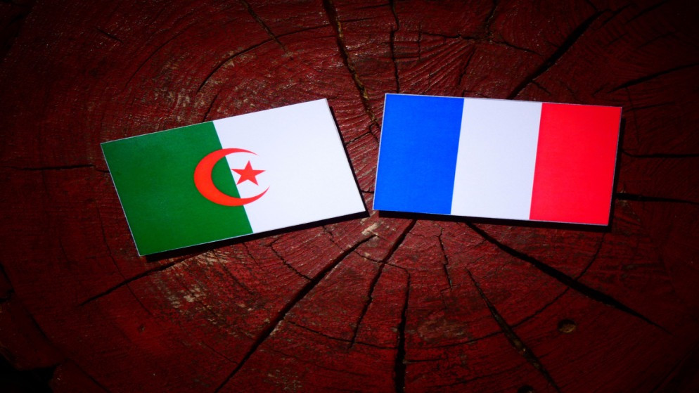 العلم الجزائري مع العلم الفرنسي.(istockphoto)