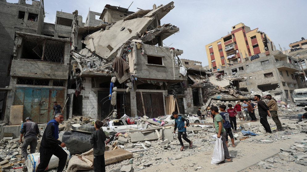 فلسطينيون يتجمعون في موقع غارة إسرائيلية على منزل في مدينة غزة، 24 نيسان 2025. (رويترز)