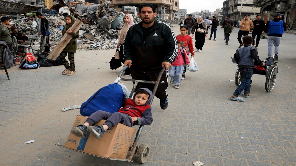 فلسطينيون يحملون أمتعتهم أثناء فرارهم من مناطق في الجزء الشرقي من مدينة غزة،  11 نيسان 2025. (رويترز)