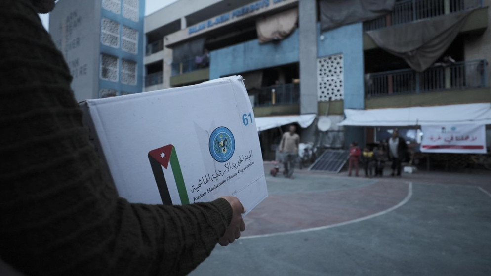 توزيع الطرود الغذائية لتلبية احتياجات العائلات المتضررة في قطاع غزة. (الهيئة الخيرية الأردنية الهاشمية )
