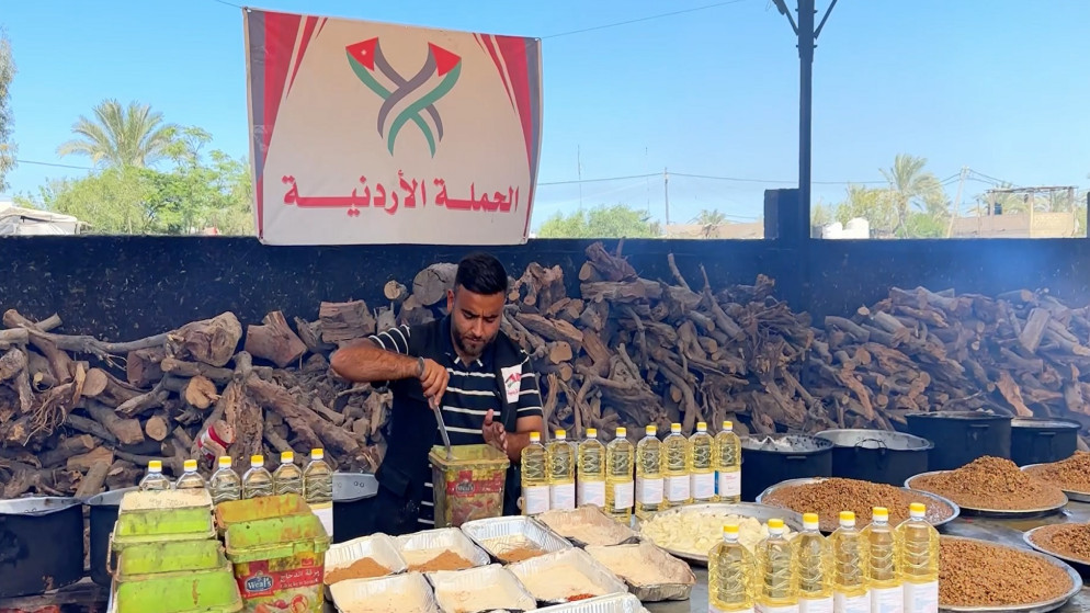 مطبخ الحملة الأردنية في غزة يقدم الوجبات الغذائية في شمال القطاع وجنوبه. (المملكة)