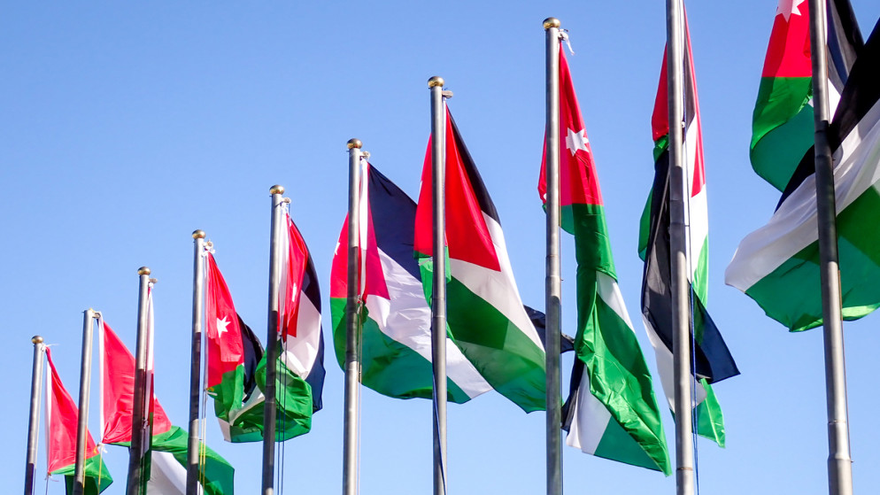 أعلام الأردن مرفوعة خارج مبنى البرلمان في العبدلي، عمّان. (istockphoto)