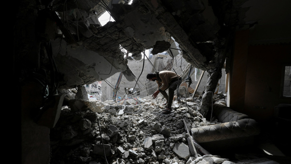 رجل فلسطيني يتفقد موقع غارة إسرائيلية على منزل في مدينة غزة، 24 أبريل/نيسان 2025.(رويترز)