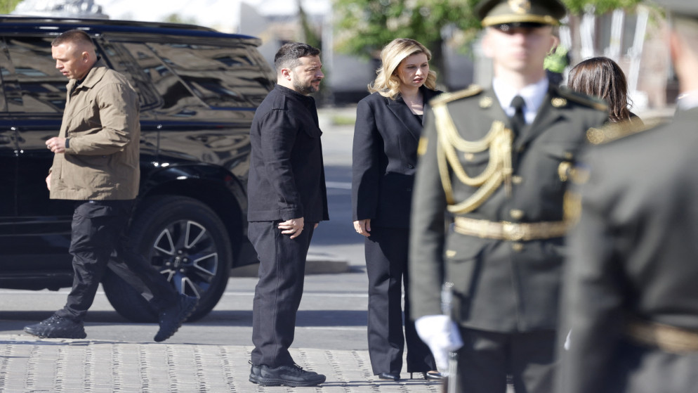 الرئيس الأوكراني فولوديمير زيلينسكي وزوجته أولينا زيلينسكا (يمين) ينتظران قادة الاتحاد الأوروبي في ساحة الاستقلال (ميدان) في كييف، في 10 /أيار 2025، قبيل اجتماع القادة الأوروبيين في العاصمة الأوكرانية.