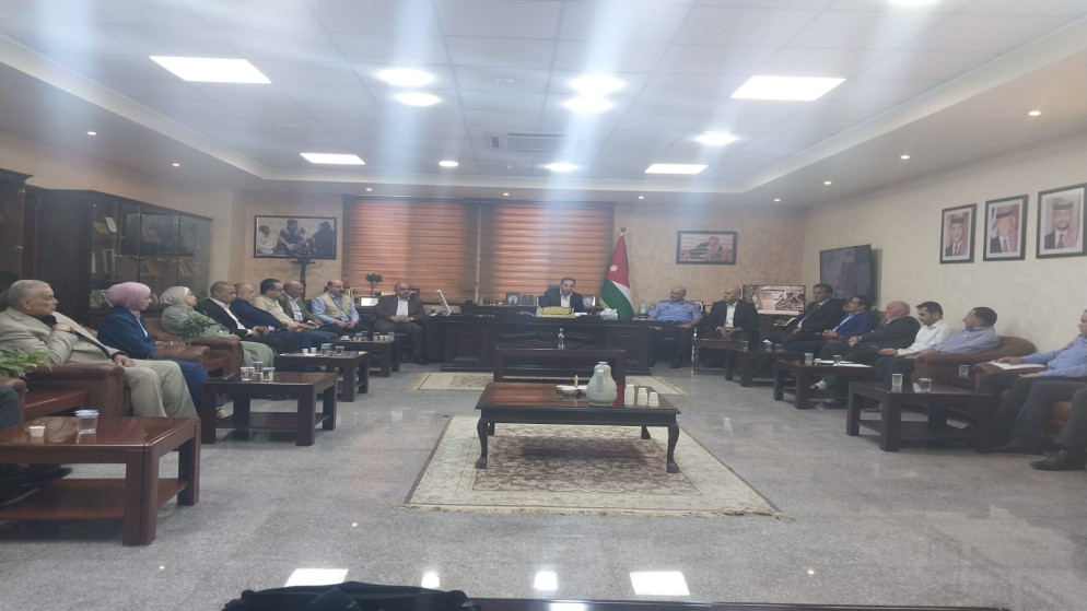 جانب من الاجتماع الذي ضم محافظ جرش ومدير صحة جرش ومدير مياه جرش والشرطة البيئية، ونائب مدير شرطة جرش ومديرة البيئة، ورؤساء البلديات. (المملكة)