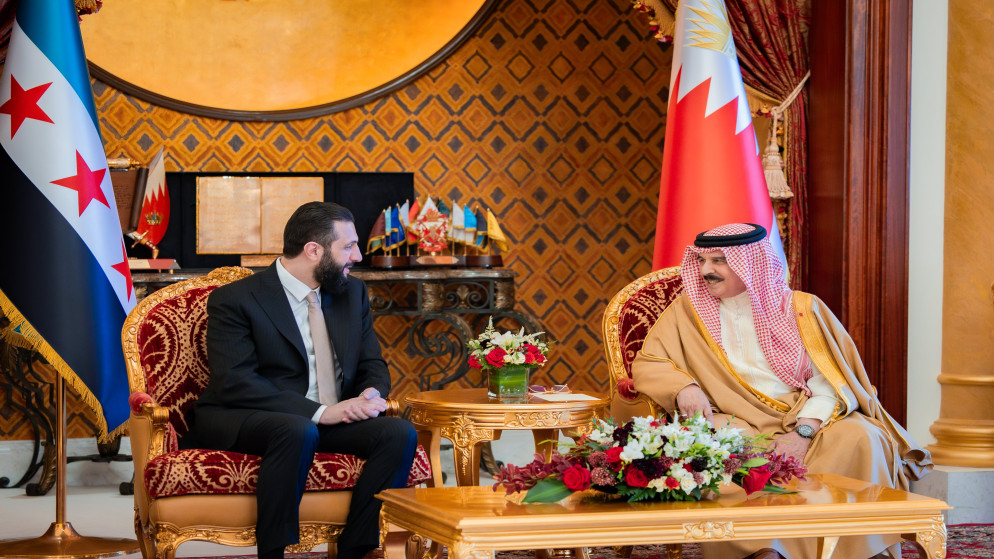 العاهل البحريني حمد بن عيسى آل خليفة والرئيس السوري أحمد الشرع. (وكالة الأنباء البحرينية).