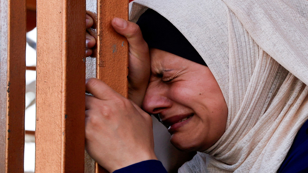 فلسطينية خلال جنازة شهداء في مستشفى ناصر، في خان يونس، جنوب قطاع غزة، 11 أيار 2025. )رويترز)