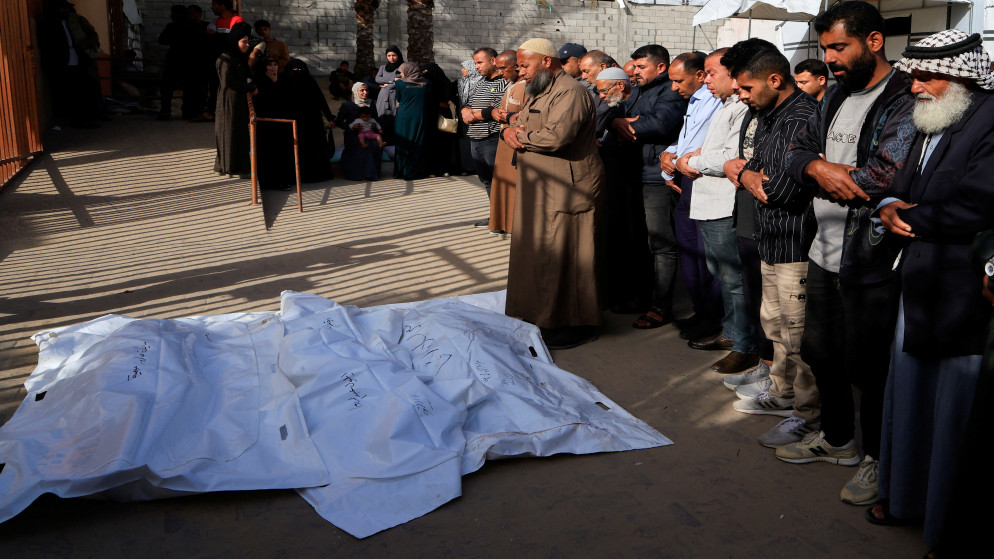 فلسطينيون يصلون الجنازة على جثامين شهداء في مستشفى ناصر، في خان يونس، جنوبي قطاع غزة، 11 أيار 2025. (رويترز)