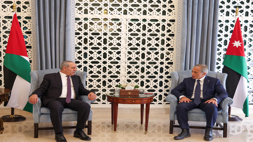 رئيس الوزراء جعفر حسان (يسار) يستقبل نائب رئيس اللجنة التنفيذية لمنظمة التحرير الفلسطينية / نائب رئيس دولة فلسطين حسين الشيخ (يمين) في رئاسة الوزراء. 11 أيار 2025. (رئاسة الوزراء)