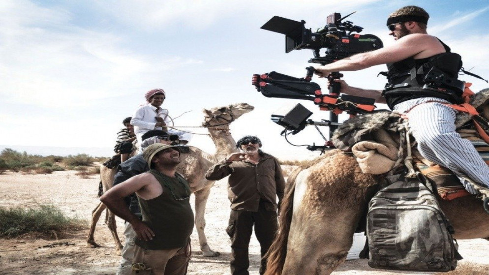 مصورون وممثلون ومخرجون خلال تصوير فلم في الأردن. (موقع مهرجان عمّان السينمائي الدولي)