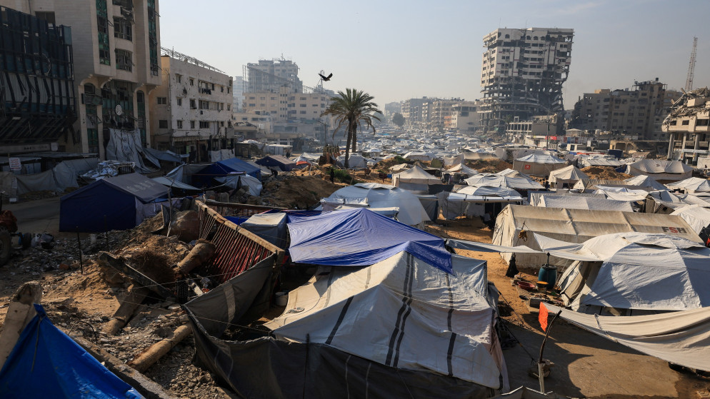 فلسطينيون نزحوا بسبب الهجوم الإسرائيلي، يحتمون في مخيم خيام في مدينة غزة، 7 أيار/ مايو 2025. (رويترز)
