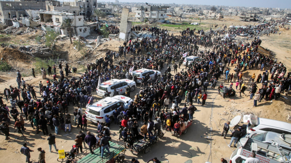 فلسطينيون يحيطون بمركبات اللجنة الدولية للصليب الأحمر في خان يونس جنوب قطاع غزة. 30 يناير 2025. (رويترز)