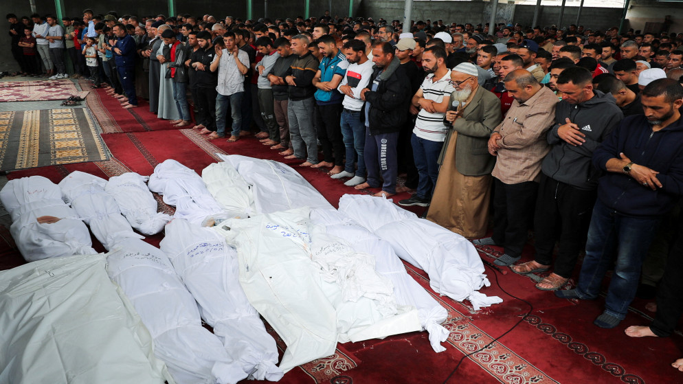 فلسطينيون يُصلون الجنازة في مخيم جباليا للاجئين، شمال قطاع غزة، 12 أيار 2025. (رويترز)